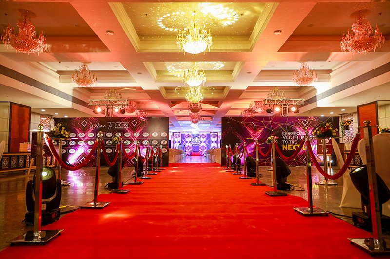 large jewelry exhibition hall with crowds of visitors, professional trade show, bustling atmosphere, wide angle photography